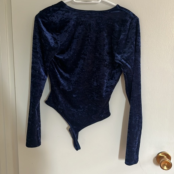 TNA Aritzia | Navy blue crushed velvet bodysuit size large - Picture 4 of 4